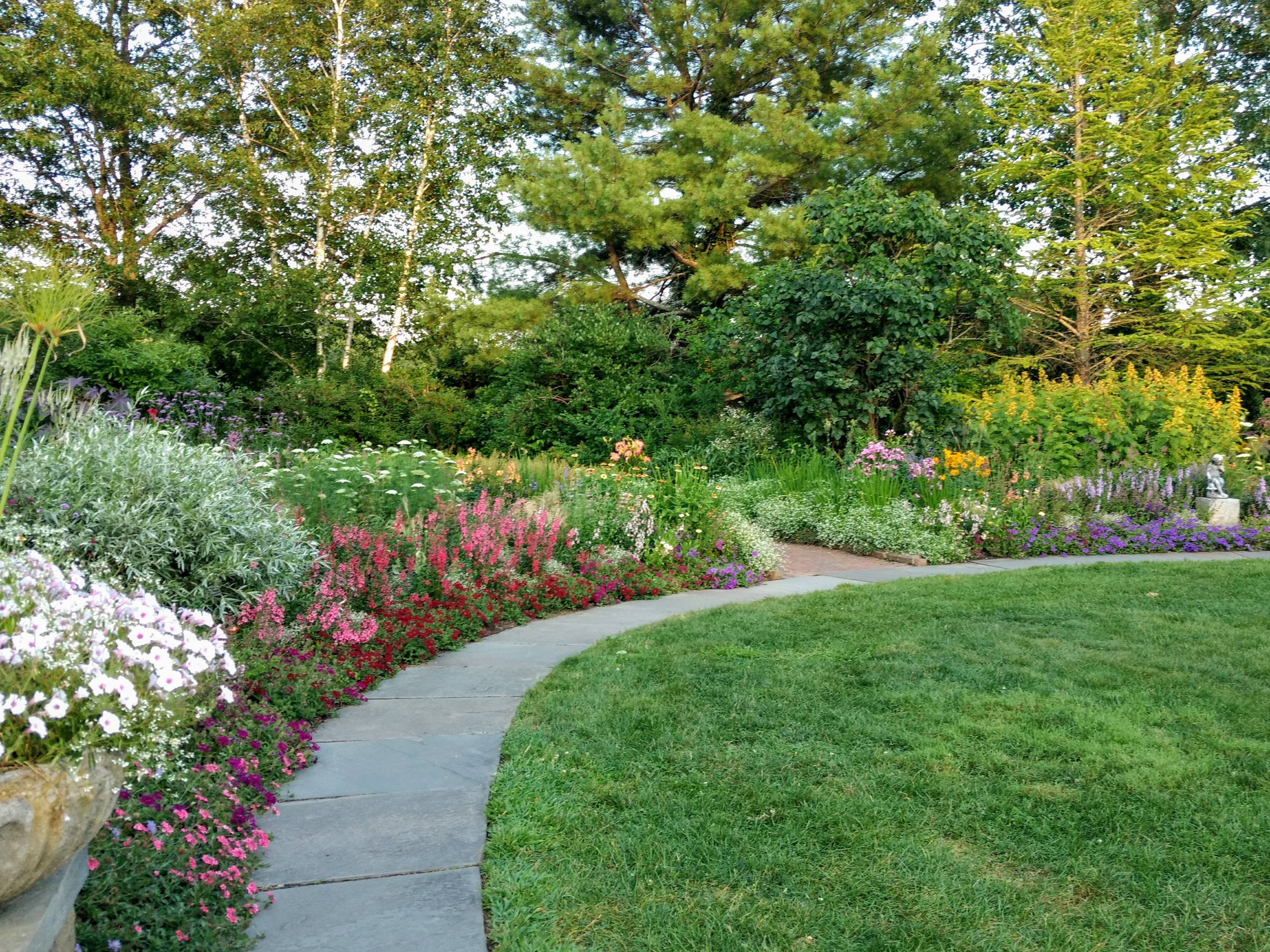 Благоустройство участка частного дома в Нефтеюганске и Ханты-Мансийском автономном округе